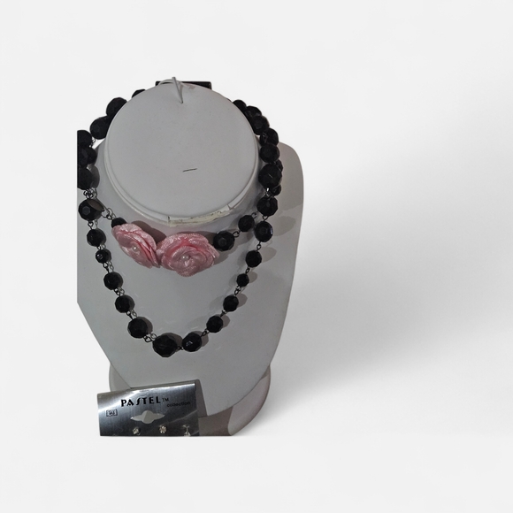 Elegant Black and Pink Floral Necklace Set - Picture 2 of 4